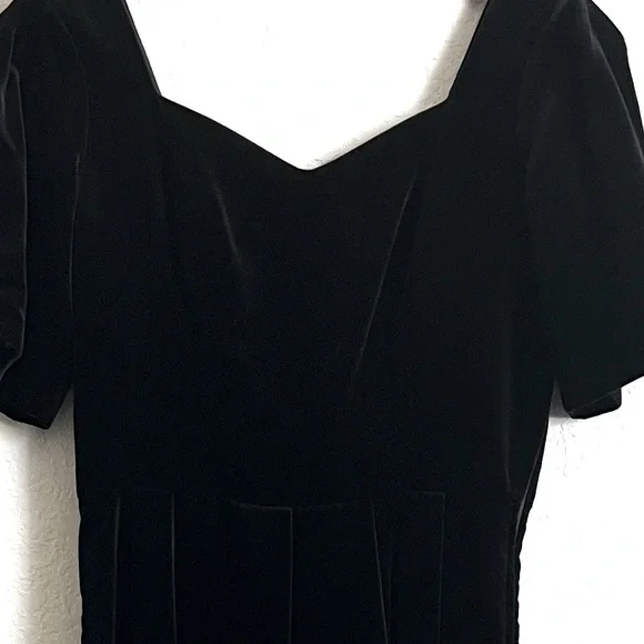 LAURA ASHLEY Vintage Black Velvet Dress Sweetheart Neckline Size 8 *Runs Small - Picture 5 of 16